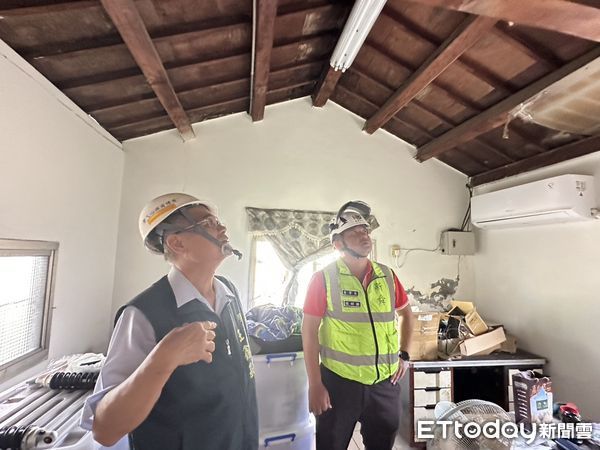 ▲台南做工行善團烈日下投入災後修繕作業，志工分工協力。（圖／記者林東良翻攝，下同）