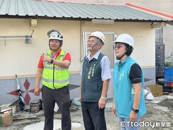 ▲台南做工行善團烈日下投入災後修繕作業，志工分工協力。（圖／記者林東良翻攝，下同）