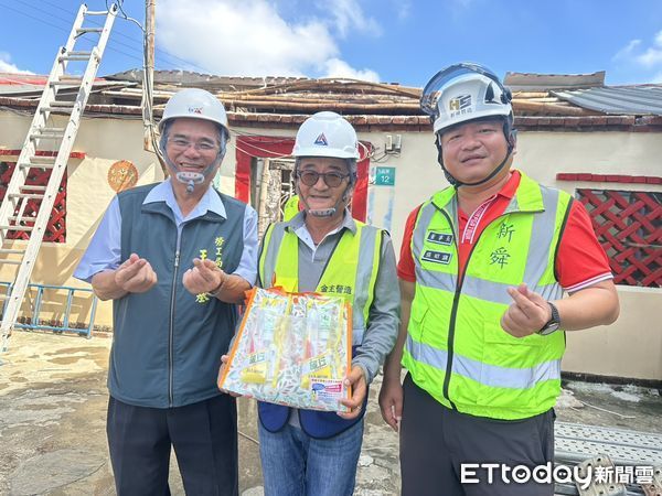 ▲台南做工行善團烈日下投入災後修繕作業，志工分工協力。（圖／記者林東良翻攝，下同）