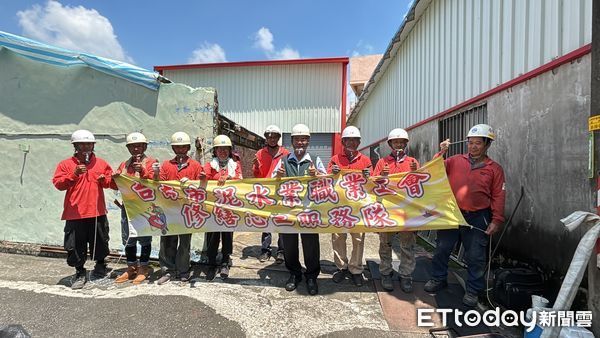▲台南做工行善團烈日下投入災後修繕作業，志工分工協力。（圖／記者林東良翻攝，下同）