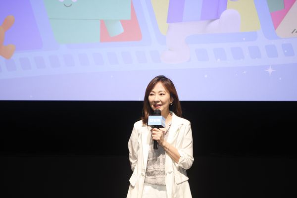 ▲口袋影展謝玒玲副總徐秋華總經理幻藍小熊。（圖／小公視）