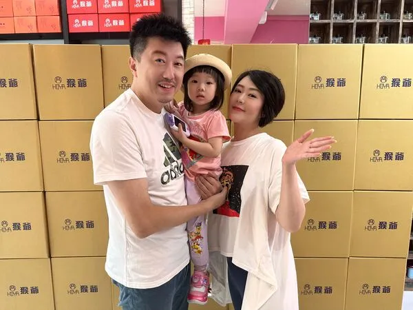 ▲文汶與長庚醫院合作公益行銷，主動捐贈防疫包與保養品物資給醫護人員。（圖／民視提供）