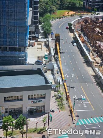 ▲▼ 桃園龜山吊車翻覆，1人送醫。（圖／記者沈繼昌翻攝，下同）