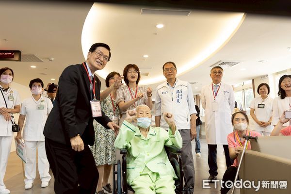 ▲屏東榮總龍泉分院「松鶴住宿長照機構」揭牌。（圖／屏東榮民總醫院提供）