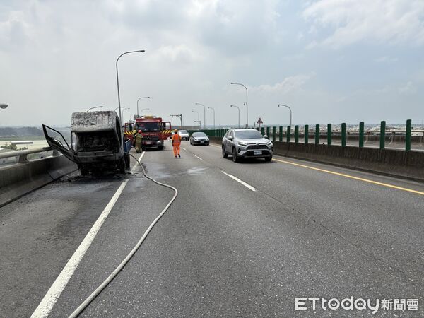 ▲台88萬丹鄉路段自小貨車起火。（圖／記者陳崑福翻攝）