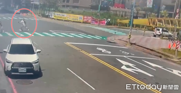 ▲▼桃園龜山吊車翻覆、吊臂墜落，女子在斑馬線上狂奔。（圖／記者沈繼昌翻攝）