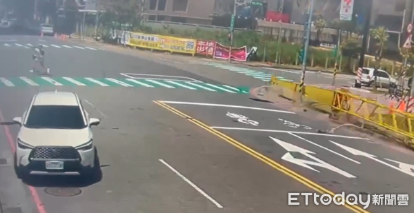 ▲▼桃園龜山吊車翻覆、吊臂墜落，女子在斑馬線上狂奔。（圖／記者沈繼昌翻攝）