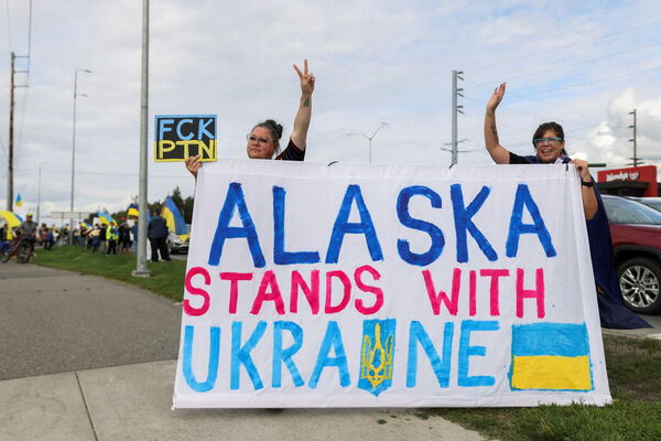 ▲▼ 美俄峰會登場之前，親烏克蘭人士在阿拉斯加安克拉治舉行街頭示威。（圖／路透）