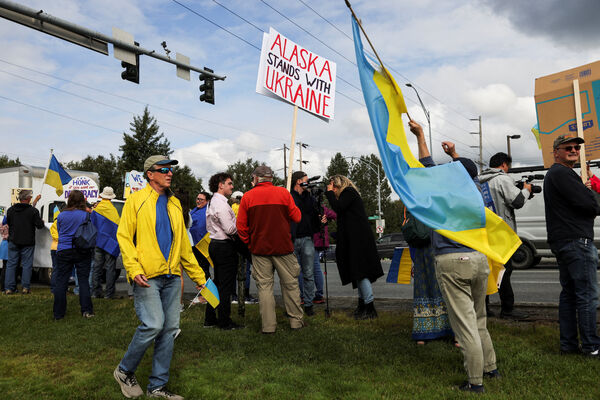 ▲▼ 美俄峰會登場之前，親烏克蘭人士在阿拉斯加安克拉治舉行街頭示威。（圖／路透）