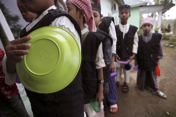 ▲▼2017年7月，一群學生們印尼北蘇門答臘省（North Sumatra）一間伊斯蘭寄宿學校排隊領午餐。（圖／達志影像／美聯社）