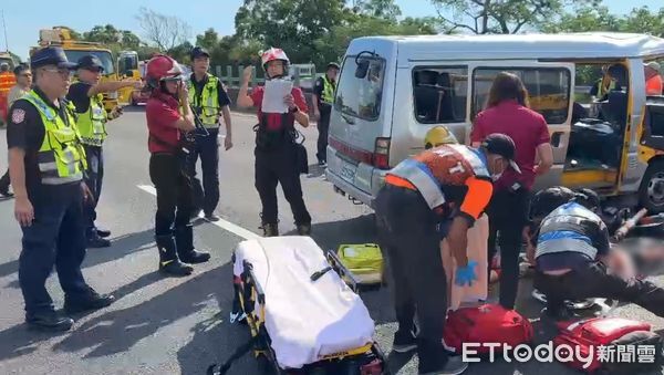 ▲國道3號善化段15日下午驚傳嚴重車禍！一輛載有嘉義縣1所國中分校棒球隊成員的廂型車，撞上公務防撞車，造成車內8人受困受傷，台南市消防局將8名傷者搶救脫困送醫。（圖／記者林東良翻攝）