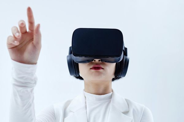 Bue無法分辨虛擬角色「大姊比莉」的真實性，執意出門遇意外身亡。示意圖（pexels提供）