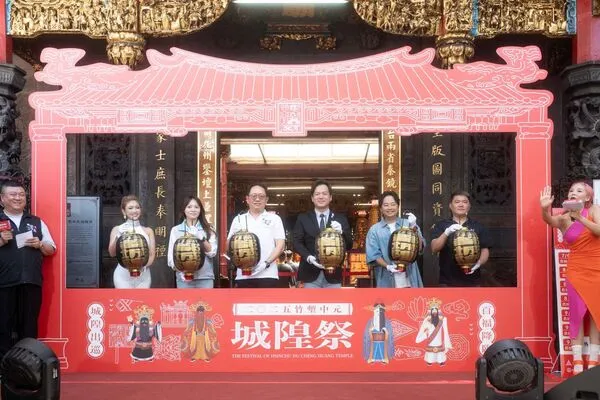 ▲2025竹塹中元城隍祭啟動儀式，代理市長邱臣遠與貴賓高掛「烏紗燈」為竹市祈福。（圖／新竹市政府提供）