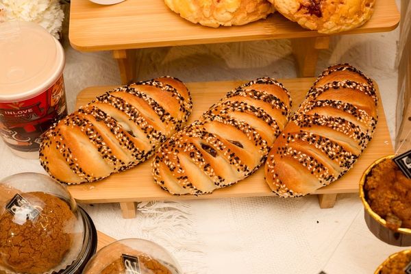 ▲▼攜手日本甜點王子西園誠一郎、世界麵包冠軍王鵬傑，共同打造黑糖舒壓系烘焙麵包及甜點。（圖／業者提供）