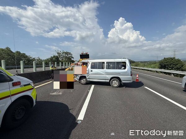▲嘉義縣民和國中棒球隊15日上午前往高雄移地訓練及友誼賽，回程途經國道三號北上337.5公里處時，因前方工務施工閃避不及，車輛撞上高工局公務車，造成教練及車上7名球員受傷送醫。（圖／記者林東良翻攝，下同）