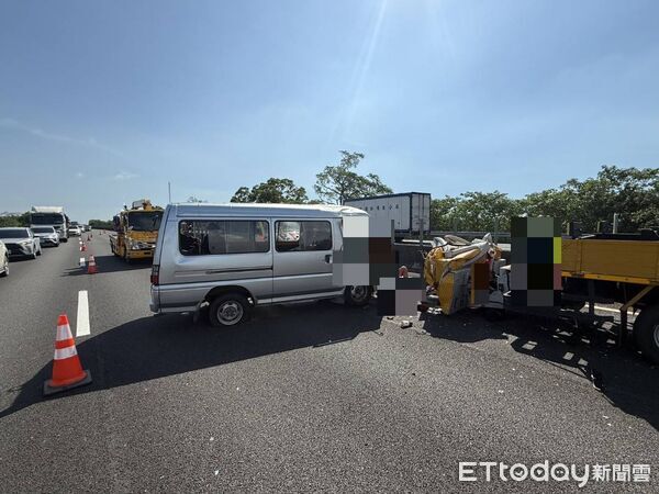 ▲嘉義縣民和國中棒球隊15日上午前往高雄移地訓練及友誼賽，回程途經國道三號北上337.5公里處時，因前方工務施工閃避不及，車輛撞上高工局公務車，造成教練及車上7名球員受傷送醫。（圖／記者林東良翻攝，下同）