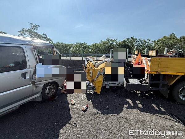 ▲嘉義縣民和國中棒球隊15日上午前往高雄移地訓練及友誼賽，回程途經國道三號北上337.5公里處時，因前方工務施工閃避不及，車輛撞上高工局公務車，造成教練及車上7名球員受傷送醫。（圖／記者林東良翻攝，下同）