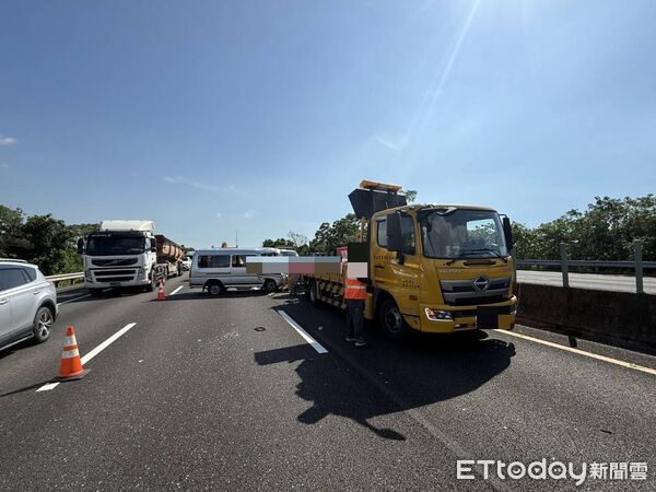 ▲嘉義縣民和國中棒球隊15日上午前往高雄移地訓練及友誼賽，回程途經國道三號北上337.5公里處時，因前方工務施工閃避不及，車輛撞上高工局公務車，造成教練及車上7名球員受傷送醫。（圖／記者林東良翻攝，下同）