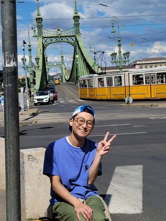 ▲浩子在匈牙利布達佩斯知名景點-鎖鏈橋。（圖／時代創藝）