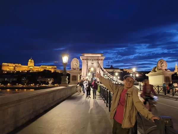 ▲浩子在匈牙利布達佩斯知名景點-鎖鏈橋。（圖／時代創藝）