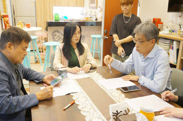 ▲綠委陳瑩與莊瑞雄，向農業部長陳駿季提出建議，希望農業部盡速公告台東農損「全縣全品項」且「免現勘」。（圖／陳瑩辦公室提供）