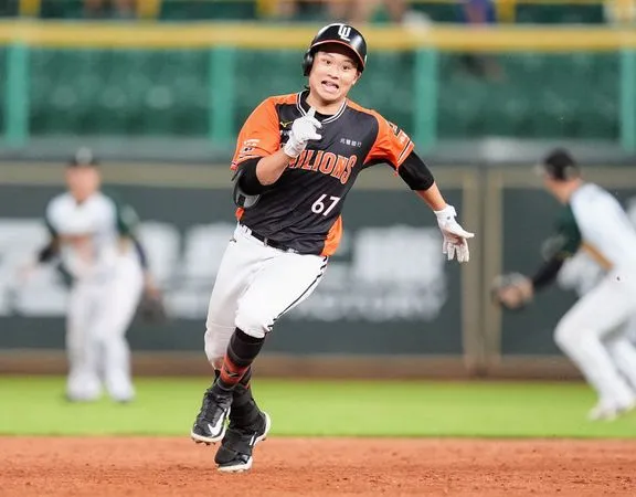 ▲林泓弦擊出3分打點二壘安打。（圖／統一公關提供）