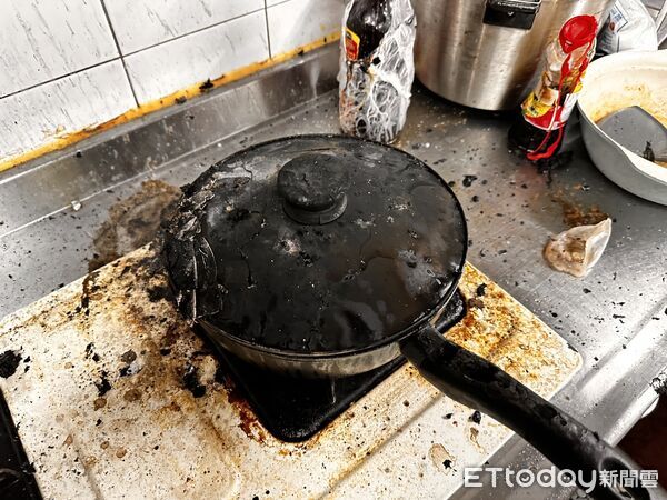 ▲台南佳里區民宅煮食不慎引發火警，所幸屋主及時滅火保住全家。（圖／記者林東良翻攝，下同）