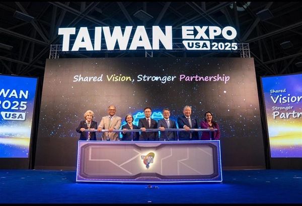 ▲2025美國台灣形象展14日在美國德州達拉斯登場，貿協董事長黃志芳(中)與台美官員共同為展出揭幕。（圖／貿協提供）