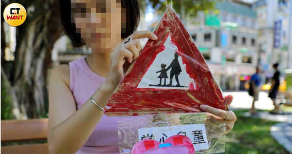 曉曉看到美勞作業以後，想起做勞作卻被老師施暴的情景，讓曉曉媽心疼不已。（圖／周志龍攝）