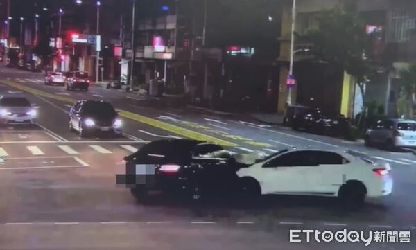 ▲▼三民區九如二路與自由一路口今凌晨發生2車1機車事故。（圖／記陳宏瑞翻攝)