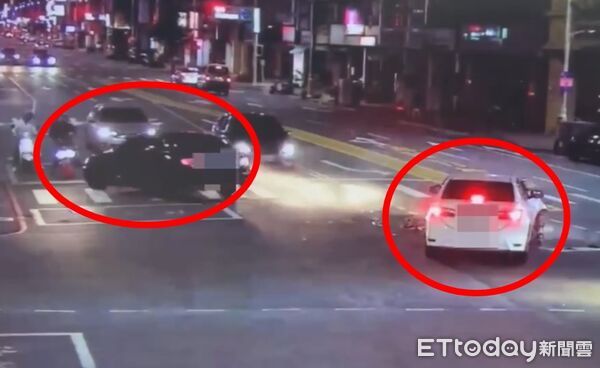 ▲▼三民區九如二路與自由一路口今凌晨發生2車1機車事故。（圖／記陳宏瑞翻攝)