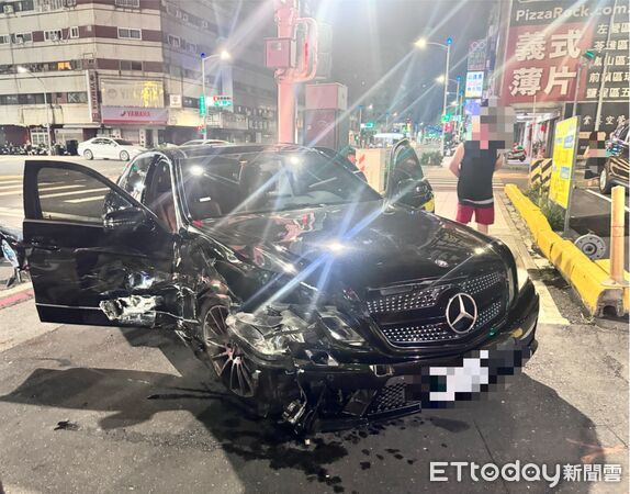 ▲▼三民區九如二路與自由一路口今凌晨發生2車1機車事故。（圖／記陳宏瑞翻攝)