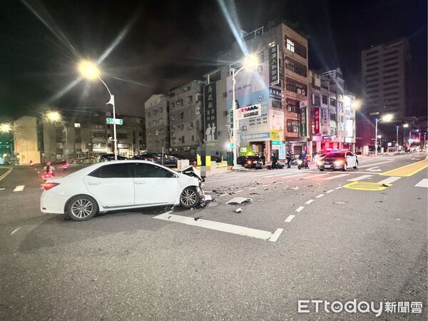 ▲▼三民區九如二路與自由一路口今凌晨發生2車1機車事故。（圖／記陳宏瑞翻攝)