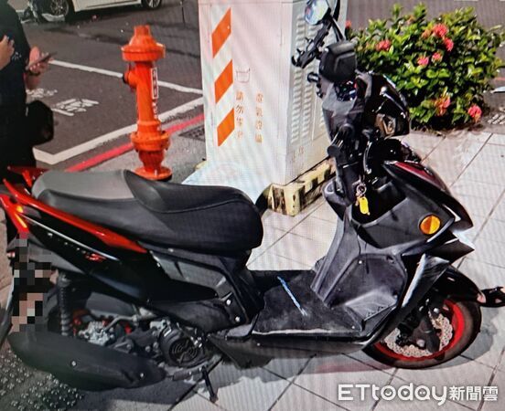 ▲▼三民區九如二路與自由一路口今凌晨發生2車1機車事故。（圖／記陳宏瑞翻攝)