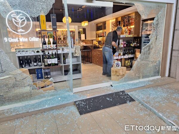 ▲2名男子昨晚持大鐵槌敲破酒行玻璃。（圖／民眾提供）