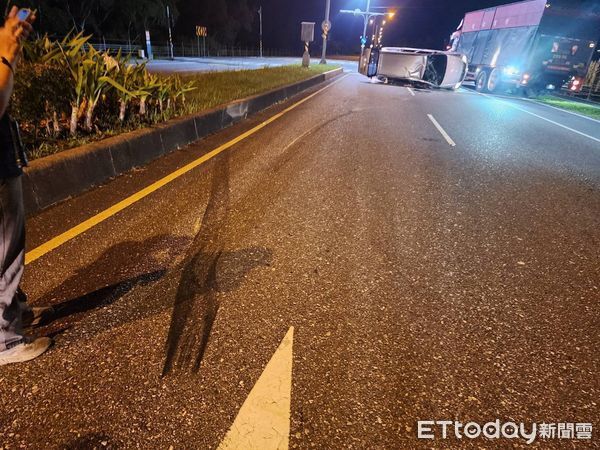▲▼花蓮自小客閃貓翻覆。（圖／記者王兆麟翻攝）