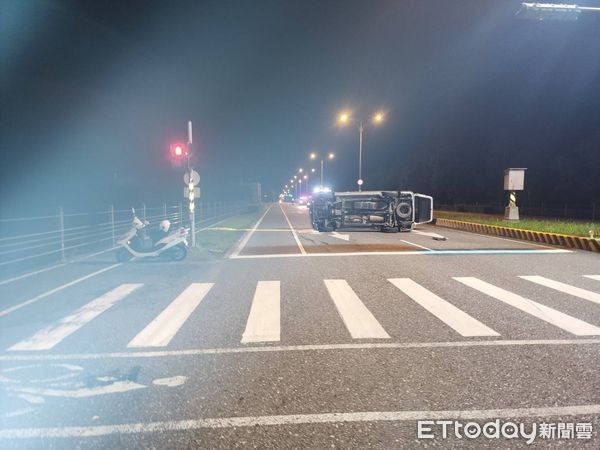 ▲▼花蓮自小客閃貓翻覆。（圖／記者王兆麟翻攝）