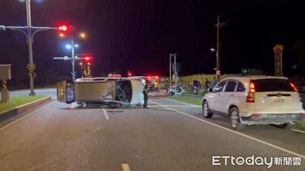 ▲▼花蓮自小客閃貓翻覆。（圖／記者王兆麟翻攝）