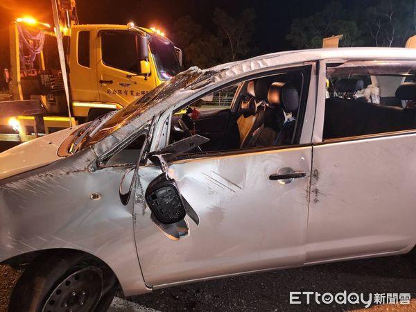 ▲▼花蓮自小客閃貓翻覆。（圖／記者王兆麟翻攝）