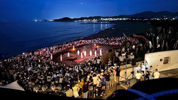 ▲2025北海潮與火活動將持續至8月24日，「馬戲之門 &times; 旋舞炎」結合LED光舞、身體劇場與當代馬戲語彙的火舞作品,藝術家Amber Vittoria的立體裝置作品《潮身．曦步 Walks in Light》。（圖／新北市景觀處提供）