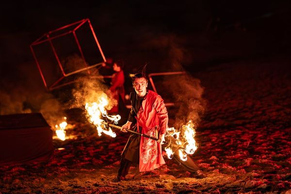 ▲2025北海潮與火活動將持續至8月24日，「馬戲之門 &times; 旋舞炎」結合LED光舞、身體劇場與當代馬戲語彙的火舞作品,藝術家Amber Vittoria的立體裝置作品《潮身．曦步 Walks in Light》。（圖／新北市景觀處提供）