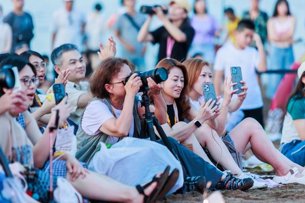 ▲2025北海潮與火活動將持續至8月24日，「馬戲之門 &times; 旋舞炎」結合LED光舞、身體劇場與當代馬戲語彙的火舞作品,藝術家Amber Vittoria的立體裝置作品《潮身．曦步 Walks in Light》。（圖／新北市景觀處提供）