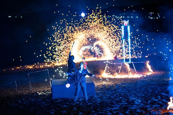 ▲2025北海潮與火活動將持續至8月24日，「馬戲之門 &times; 旋舞炎」結合LED光舞、身體劇場與當代馬戲語彙的火舞作品,藝術家Amber Vittoria的立體裝置作品《潮身．曦步 Walks in Light》。（圖／新北市景觀處提供）