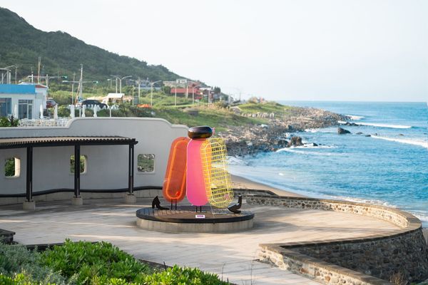 ▲2025北海潮與火活動將持續至8月24日，「馬戲之門 &times; 旋舞炎」結合LED光舞、身體劇場與當代馬戲語彙的火舞作品,藝術家Amber Vittoria的立體裝置作品《潮身．曦步 Walks in Light》。（圖／新北市景觀處提供）