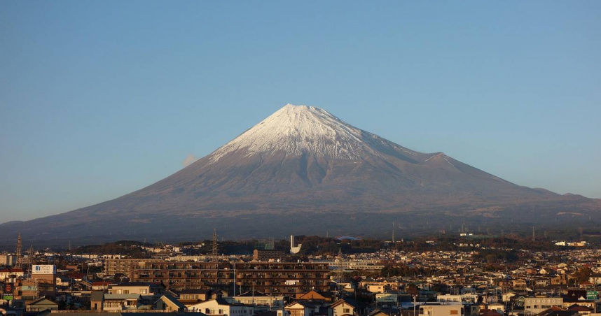 富士山頻傳亂象！遊客涼鞋攻頂、火山口倒立　本季已20起山難2死