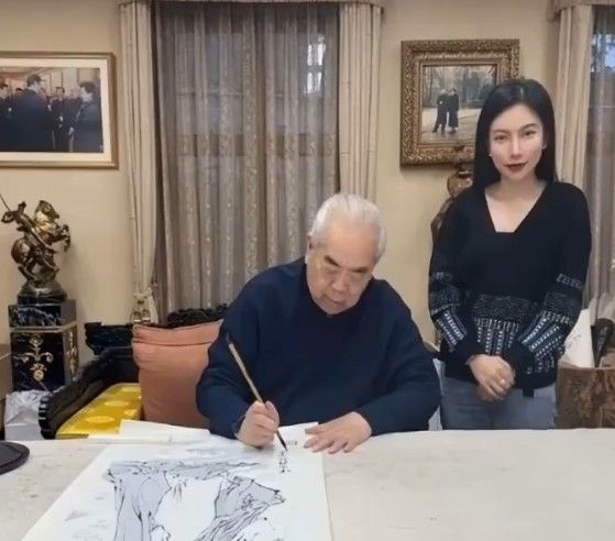 ▲▼大陸86歲國畫大師范曾去年與小50歲的第4任妻子徐萌結婚，近日傳出作品疑被妻子盜賣，人失蹤的消息。（圖／翻攝自微博）