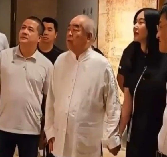 ▲▼大陸86歲國畫大師范曾去年與小50歲的第4任妻子徐萌結婚，近日傳出作品疑被妻子盜賣，人失蹤的消息。（圖／翻攝自微博）