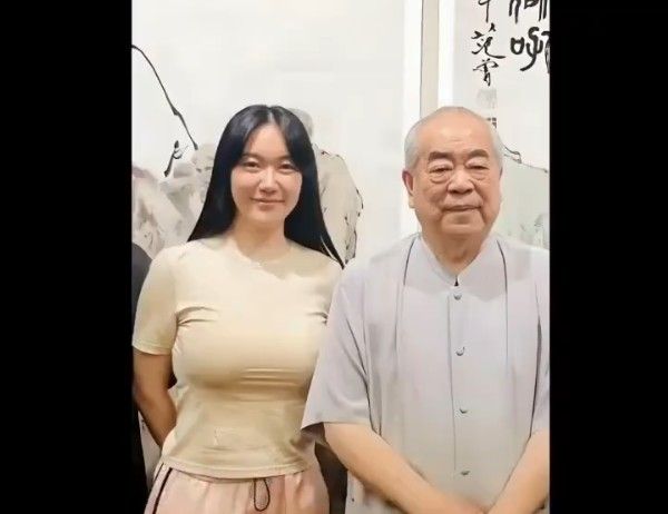 ▲▼大陸86歲國畫大師范曾去年與小50歲的第4任妻子徐萌結婚，近日傳出作品疑被妻子盜賣，人失蹤的消息。（圖／翻攝自微博）