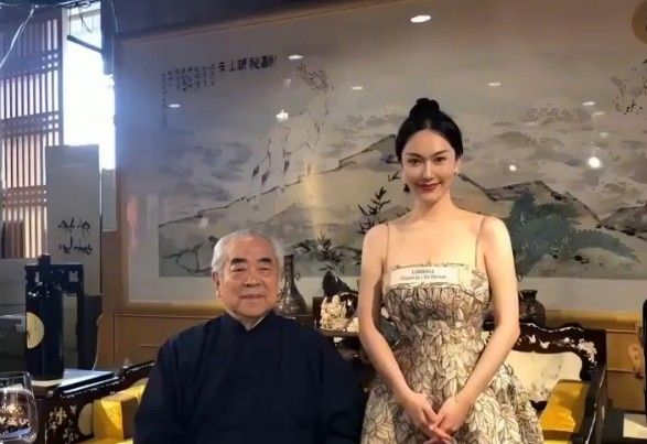 ▲▼大陸86歲國畫大師范曾去年與小50歲的第4任妻子徐萌結婚，近日傳出作品疑被妻子盜賣，人失蹤的消息。（圖／翻攝自微博）