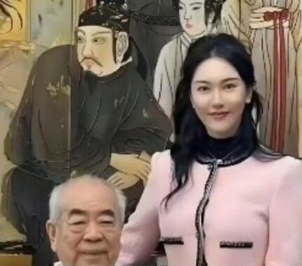 ▲▼大陸86歲國畫大師范曾去年與小50歲的第4任妻子徐萌結婚，近日傳出作品疑被妻子盜賣，人失蹤的消息。（圖／翻攝自微博）